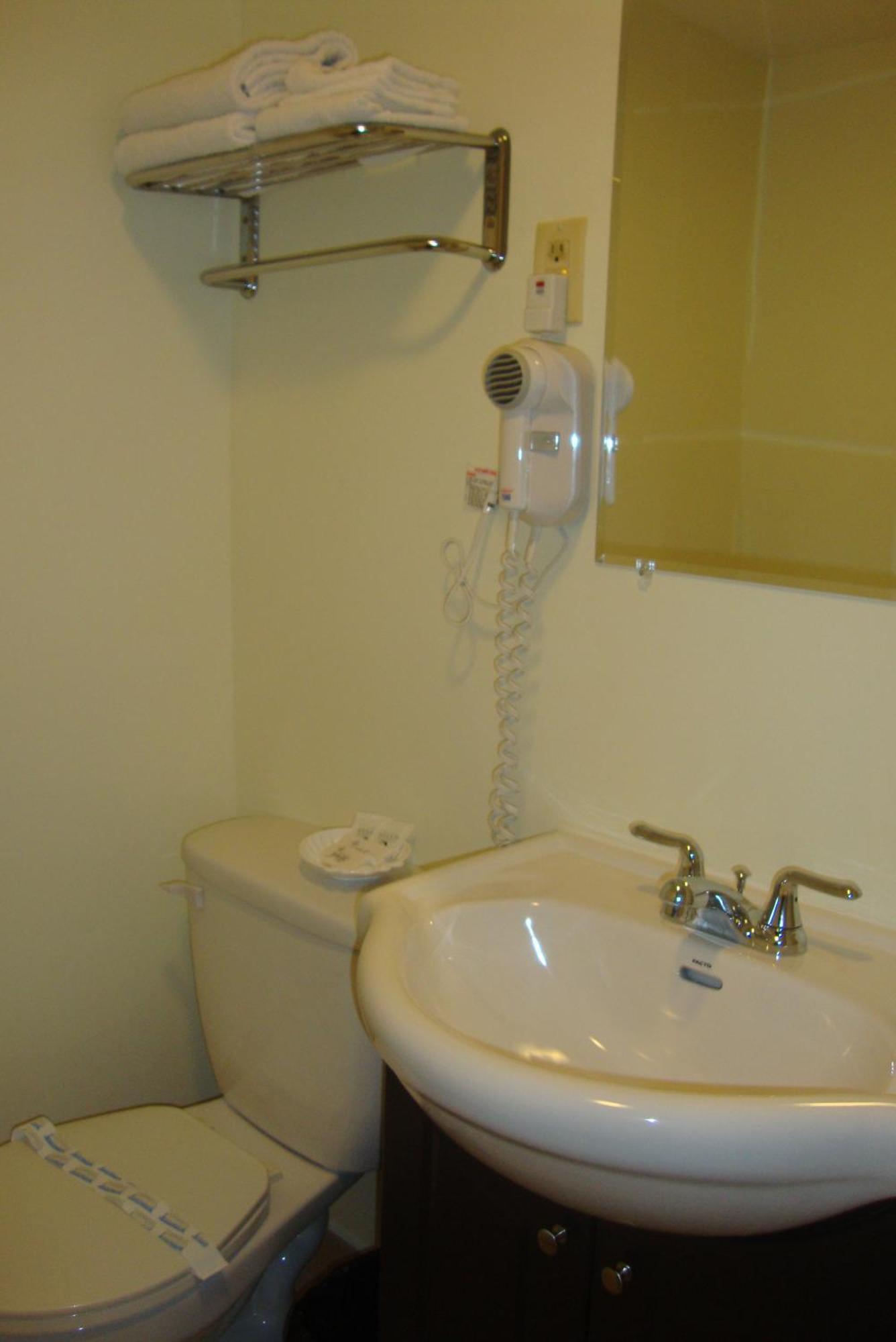 Royal Napanee Inn Greater Napanee Bagian luar foto