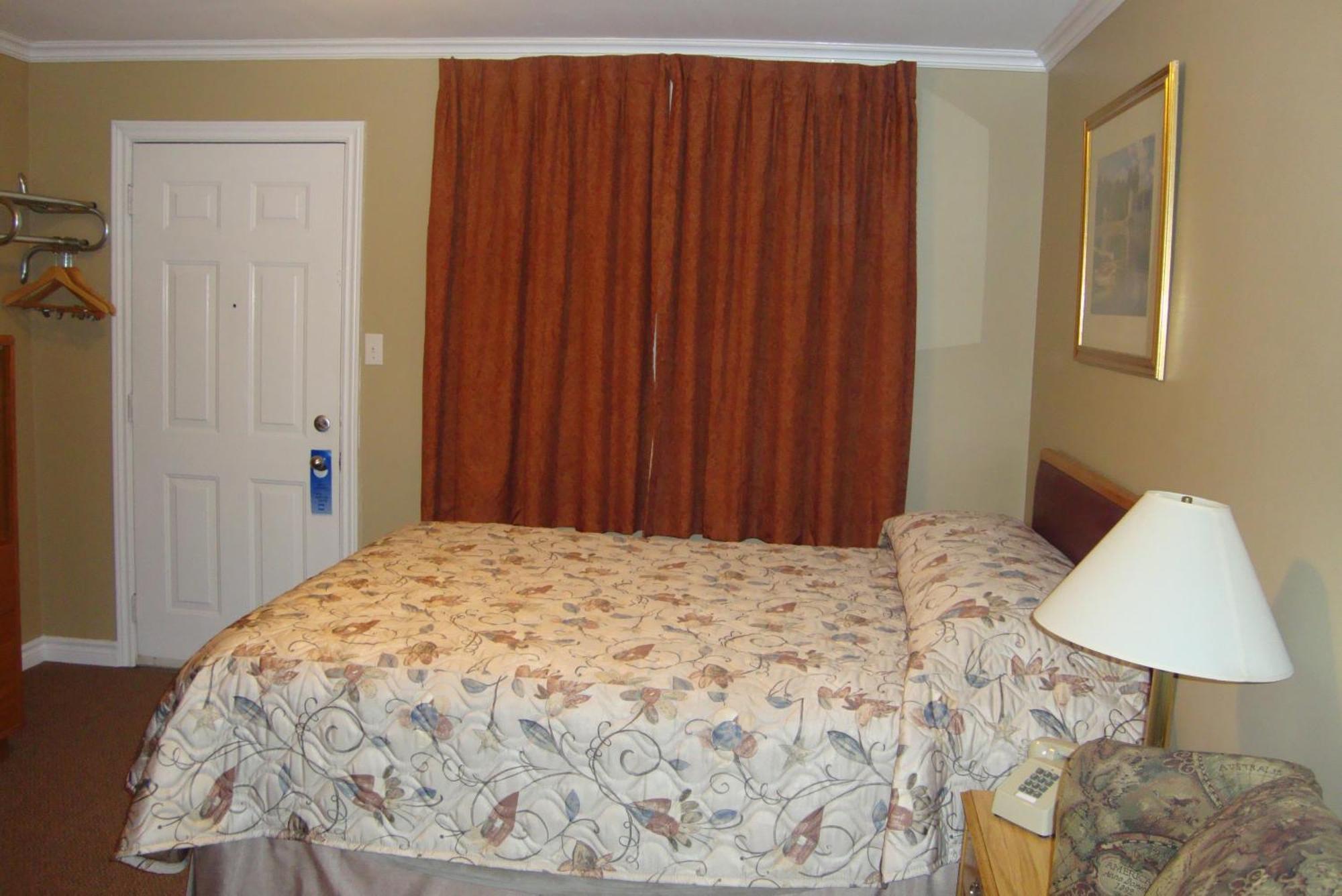 Royal Napanee Inn Greater Napanee Bagian luar foto